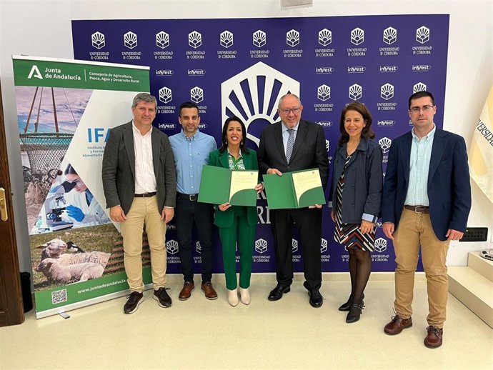 La presidenta del Instituto Andaluz de Investigación y Formación Agraria, Pesquera, Alimentaria y de la Producción Ecológica (Ifapa), Marta Bosquet, y el rector de la Universidad de Córdoba (UCO), Manuel Torralbo, en el centro, tras firmar el convenio.