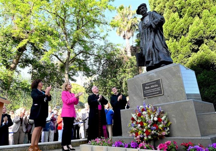 La alcaldesa de Jerez de la Frontera (Cádiz), María José García-Pelayo, en la inauguración a un monumento al hermano Adrián