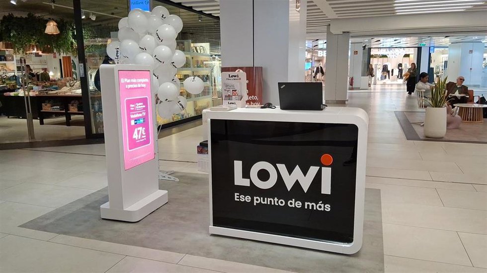 Archivo - Un punto de venta de Lowi