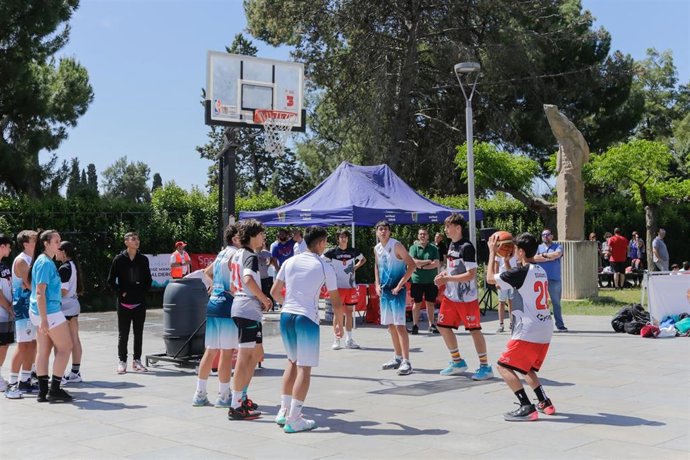 Archivo - Niños jugando al baloncesto