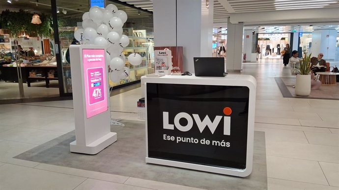 Archivo - Un punto de venta de Lowi