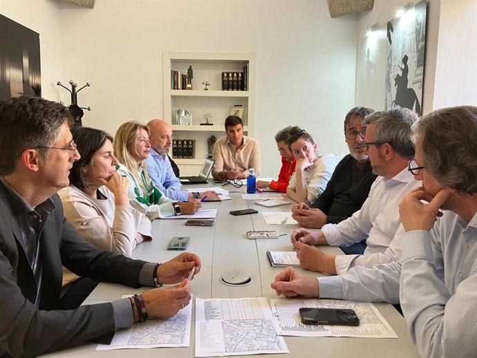 Reunión para coordinar los servicios públicos durante el festival Womad de Cáceres