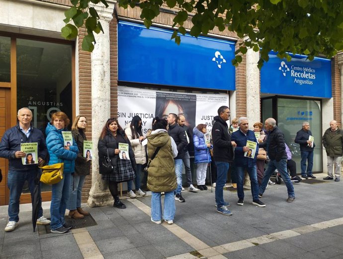 Concentración de familiares y vecinos de Traspinedo ante la Audiencia de Valladolid.