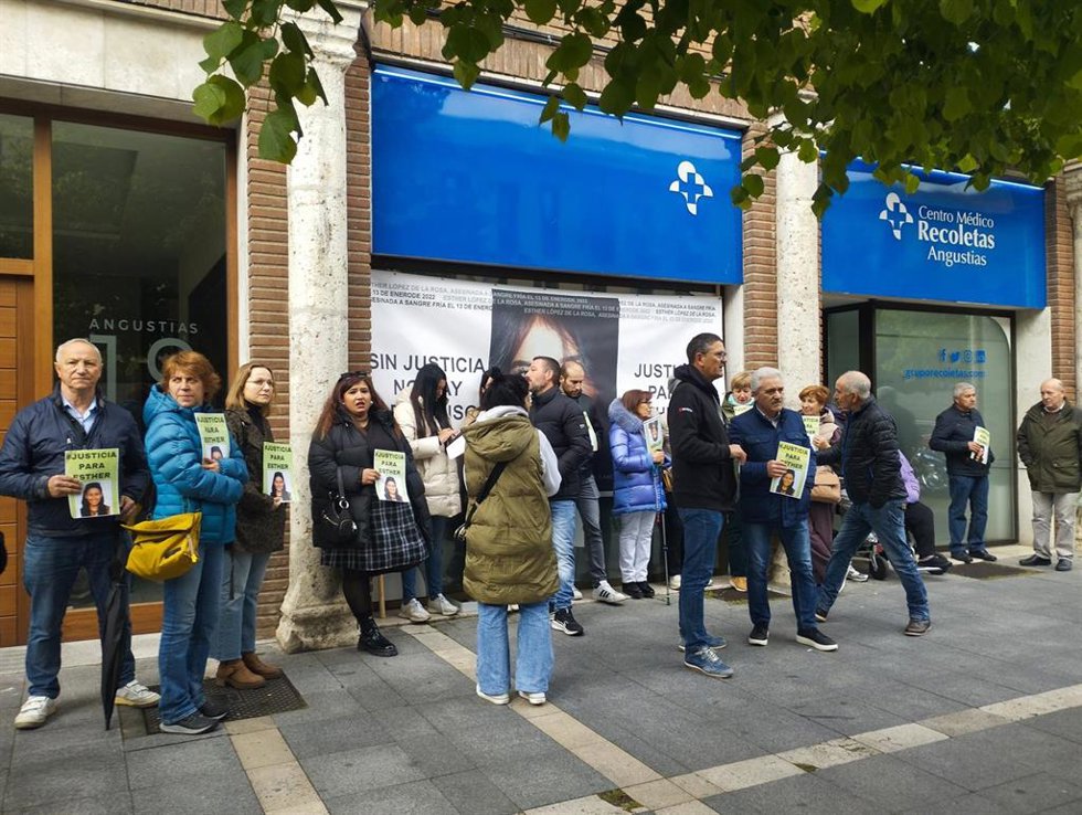 Concentración de familiares y vecinos de Traspinedo ante la Audiencia de Valladolid.