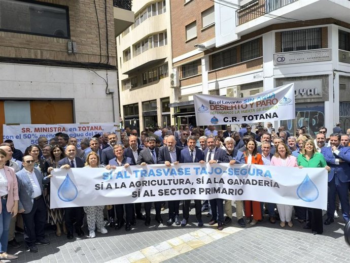 Los presidentes de la Región de Murcia y la Comunidad Valenciana, Fernando López Miras y Carlos Mazón, en el acto con los regantes levantinos para hacer frente a las reglas de explotación del trasvase Tajo-Segura propuestas por el Miteco