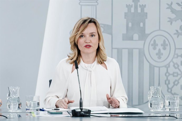 La ministra de Educación, FP y Deportes y portavoz del Gobierno, Pilar Alegría, durante una rueda de prensa posterior a la reunión del Consejo de Ministros, en el Palacio de la Moncloa, a 6 de mayo de 2025, en Madrid (España). La rebaja de la jornada labo