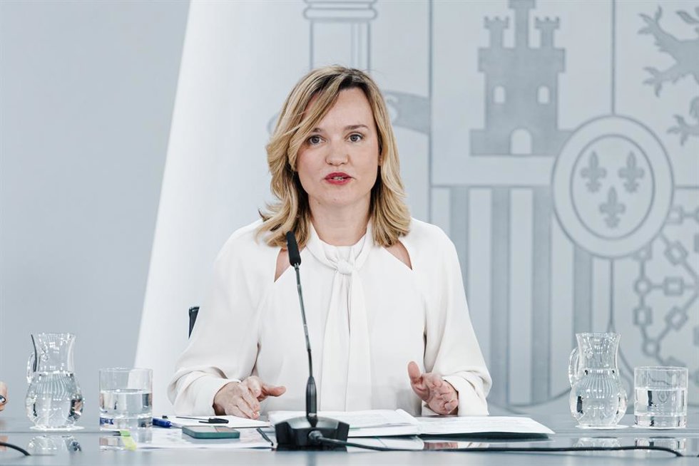 La ministra de Educación, FP y Deportes y portavoz del Gobierno, Pilar Alegría, durante una rueda de prensa posterior a la reunión del Consejo de Ministros, en el Palacio de la Moncloa, a 6 de mayo de 2025, en Madrid (España). La rebaja de la jornada la