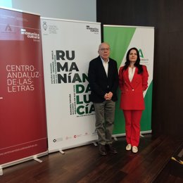 El director del Centro Andaluz de las Letras (CAL), Justo Navarro, y la responsable del Instituto Cultural Rumano en España, presentan el programa 'Andalucía, España/Rumanía: Dos culturas europeas'.