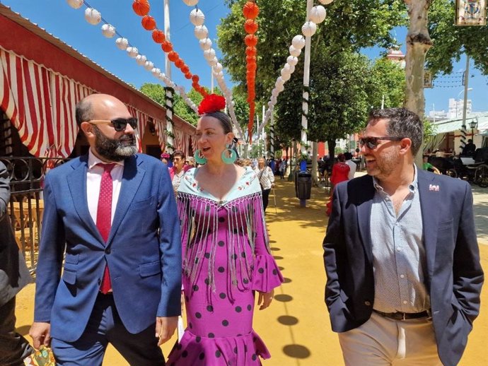 El portavoz de Adelante Andalucía, José Ignacio García (d), en una visita a la Feria de Sevilla.