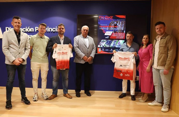 El vicepresidente y diputado provincial de Deportes, Juan Rosas, junto al alcalde de Villanueva del Trabuco, Juan Luis Gallardo, y el organizador, Raúl Bermúdez