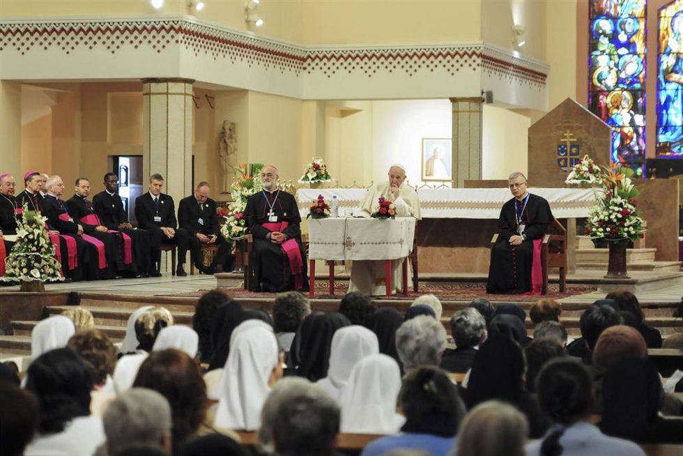 Archivo - 31 March 2019, Morocco, Rabat: Pope Francis (C) flanked by Archbishop of Rabat Cristobal Lopez Romero (L) and Archbishop of Tangier Santiago Agrelo Martinez attend a meeting with priests and Christian representatives at St. Peter's Cathedral. 