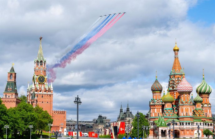 MOSCOU, 6 de maio de 2025 -- Aeronaves voam em formação sobre a Praça Vermelha durante um ensaio para o desfile militar do Dia da Vitória, que marca o 80º aniversário da Vitória na Grande Guerra Patriótica, em Moscou, Rússia, em 5 de maio de 2025.