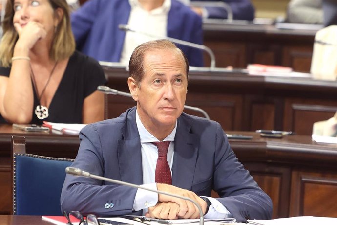 Archivo - El nseller del Mar y del Ciclo del Agua, Juan Manuel Lafuente, durante una sesión de control en el Parlament balear. Archivo.