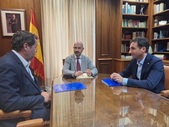 El subdelegado del Gobierno en Málaga, Javier Salas, en una reunión con ApymerMç, representada por Alberto León Lombardía y Antonio Miguel Palma Ramírez, tesorero y secretario del colectivo, respectivamente.