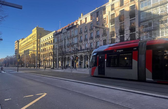 Archivo - El tranvía a su paso por el paseo Independencia de la ciudad de Zaragoza.