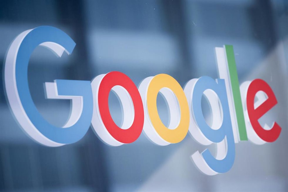 Archivo - FILED - 16 August 2022, North Rhine-Westphalia, Cologne: A lettering with the logo of Google is stuck on a glass pane in the press center of Koelnmesse.
