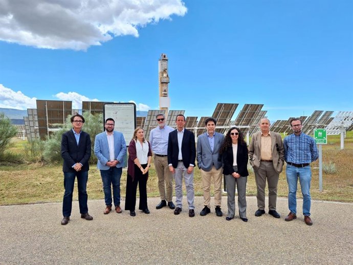 El subdelegado del Gobierno en Almería, José María Martín, junto a representantes de la PSA durante su visita a las instalaciones del centro.
