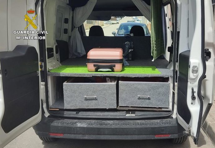 Vehículo con pulpos pescados ilegalmente