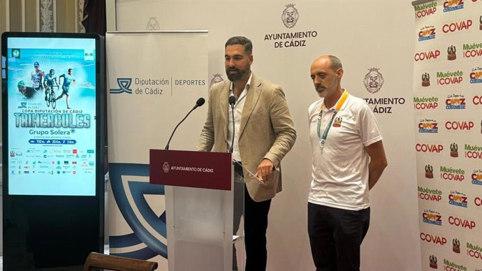 Archivo - El concejal de Deportes del Ayuntamiento de Cádiz, Carlos Lucero, presenta el triatlón 'Trihércules', en una imagen de archivo.