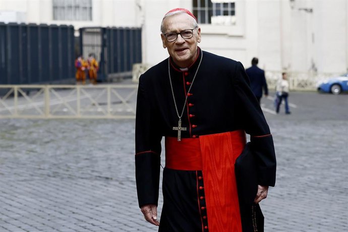 Eminenza Peter Erdo esce dal cancello del Petriano alla Congregazione dei Cardinali â€” Roma â€”Italia â€” LunedÃ 5 Maggio 2025 - Cronaca - (foto di Cecilia Fabiano/ LaPresse) . (photo by Cecilia Fabiano/LaPresse)