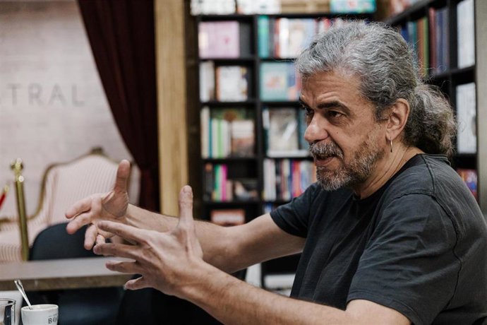 El director de cine, guionista y escritor Fernando León de Aranoa durante una entrevista para Europa Press, a 6 de mayo de 2025, en Madrid (España). Durante la entrevista Fernando Léon ha presentado su nuevo libro ‘Leonera’,  una recopilación de piezas br