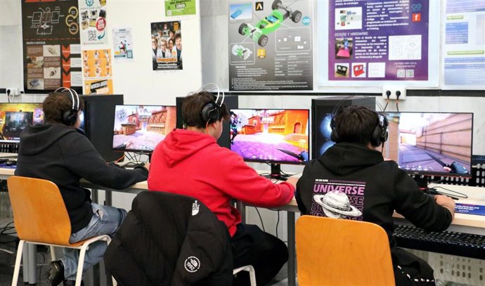 Varios estudiantes durante el torneo.