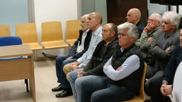 Algunos de los acusados por presuntas irregularidades urbanísticas en la construcción de más de 290 chalets en Llíber (Alicante), durante la primera sesión del juicio celebrado en la Sección Décima de la Audiencia Provincial de Alicante