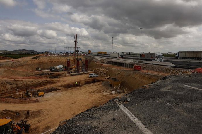 Obras de emergencia para la reconstrucción de los puentes de la A-7 sobre el barranco del Poyo, a 30 de abril de 2025, en Quart de Poblet