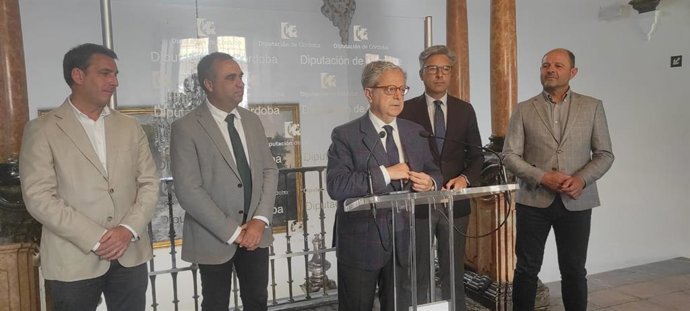 Salvador Fuentes interviene, observado por Francis Rodríguez (2º izda.), en la Diputación de Córdoba.