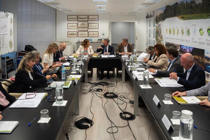 El secretario de Estado de Transportes, José Antonio Santano (c), la alcaldesa de València, María José Catalá, y el conseller de Medio Ambiente, Vicente Martínez Mus (d), en la reunión del Consejo de Administración de la sociedad Valencia Parque Central
