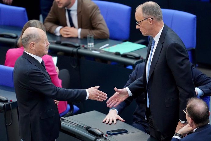 El canceller sortint d'Alemanya, Olaf Scholz, i el seu substitut, Friedrich Merz