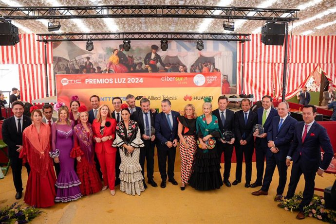Archivo - El consejero de la Presidencia, Interior, Diálogo Social y Simplificación Administrativa, Antonio Sanz preside la foto de familia tras la entrega de los premios, a 15 de abril de 2024, en Sevilla, Andalucía (España). El consejero de la Presidenc