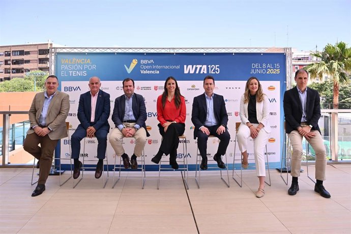 Foto de familia tras la presentación del BBVA Open Internacional Valencia 2025