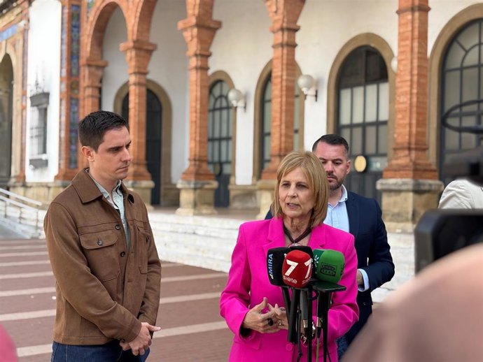 María José García-Pelayo atiende a los periodistas en la estación de trenes de Jerez.