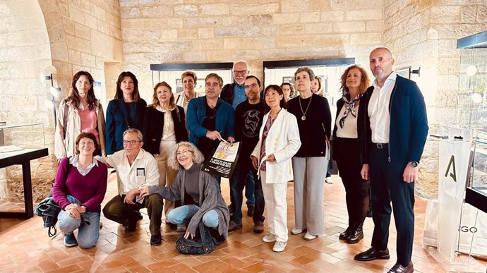 Eduardo Lucena (dcha.), en la presentación de la exposición 'El Arte de Viajar o Viajar con Arte', en el Archivo Histórico Provincial de Córdoba.