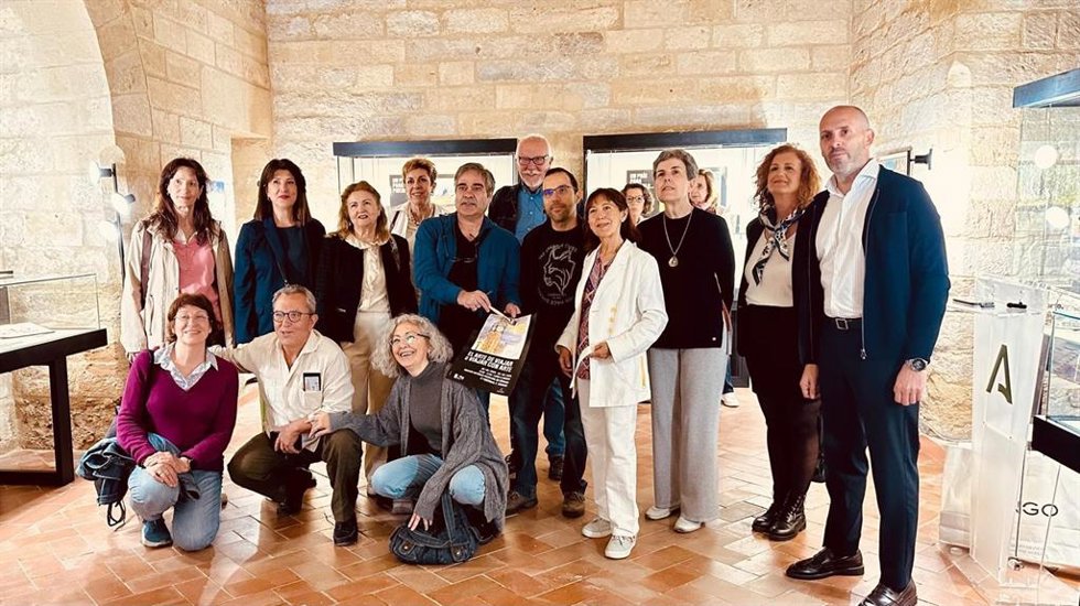 Eduardo Lucena (dcha.), en la presentación de la exposición 'El Arte de Viajar o Viajar con Arte', en el Archivo Histórico Provincial de Córdoba.