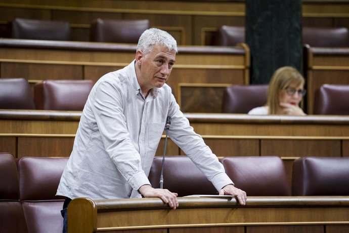 El diputado de EH Bildu Oskar Matute durante una sesión plenaria en el Congreso de los Diputados, a 8 de abril de 2025, en Madrid (España). 