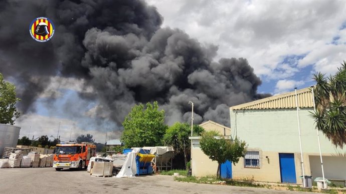 Cortada la circulación de Cercanías de Silla a Catarroja por un incendio en una empresa de residuos