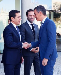 Archivo - El presidente de BBVA, Carlos Torres, y el presidente del Gobierno, Pedro Sánchez, en 'La Vela', sede de BBVA en Madrid.