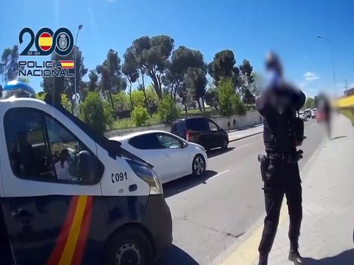Policías nacionales llevan al hospital en pleno apagón a una mujer que se puso de parto