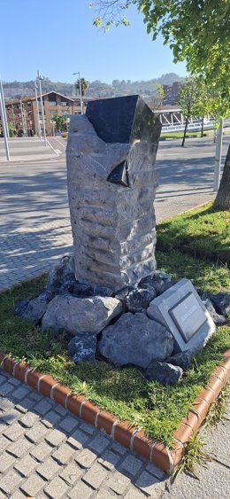 Udalak Jean Cassou omentzen duen eskultura zaharberrituta