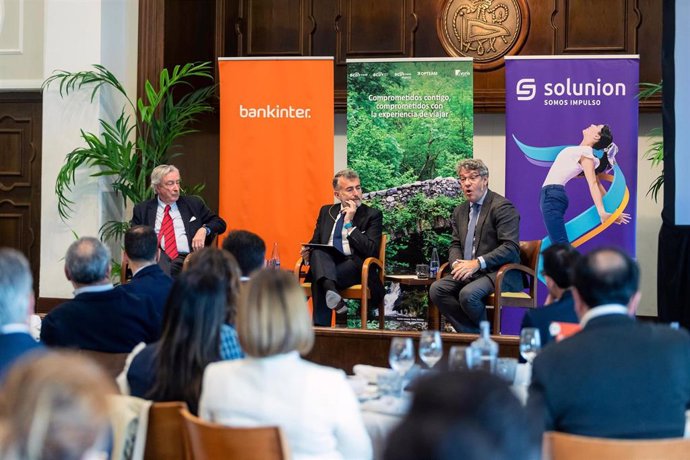 El exdirector del Centro Nacional de Inteligencia y exembajador, Jorge Dezcallar, y al exministro de Energía, Turismo y Agenda Digital y actual director ejecutivo en el Banco Africano de Desarrollo, Álvaro Nadal, en 'Diálogos para el Desarrollo'.