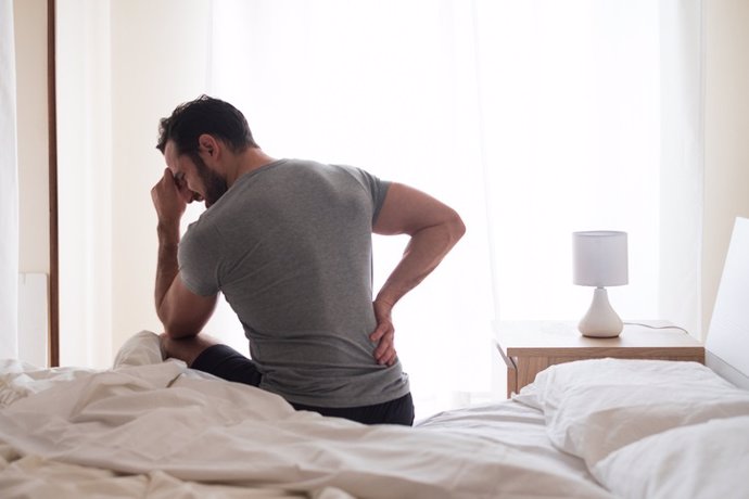 Archivo - Hombre con dolores provocados por fibromialgia.