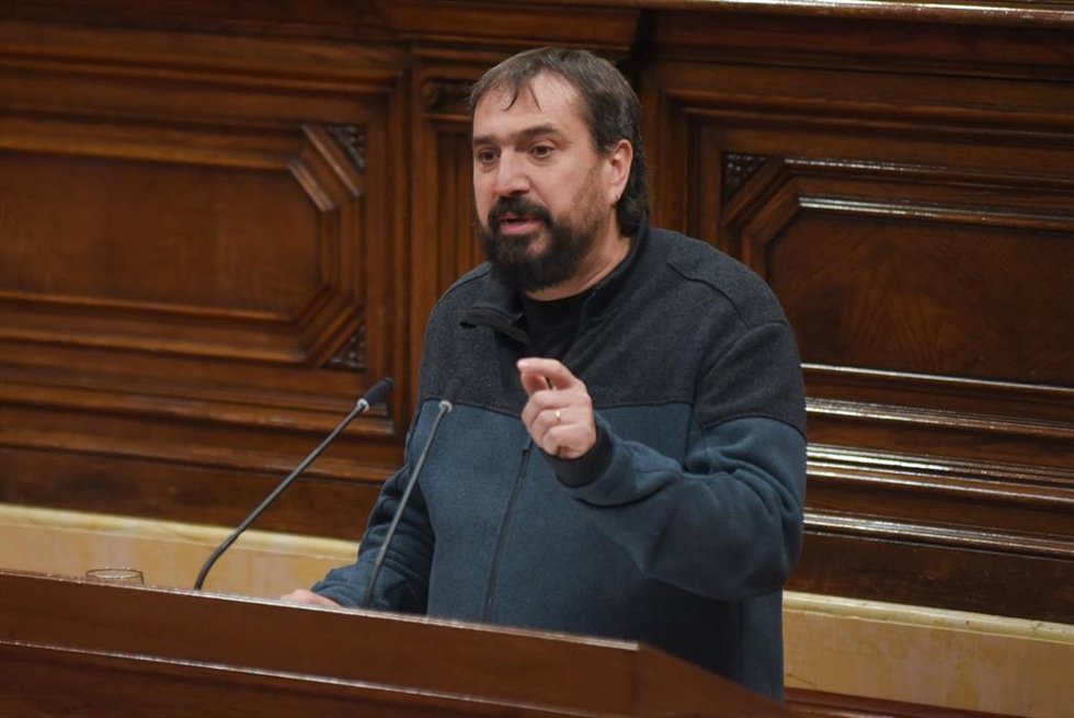El diputado de la CUP en el Parlament Dani Cornell en el pleno el Parlament.