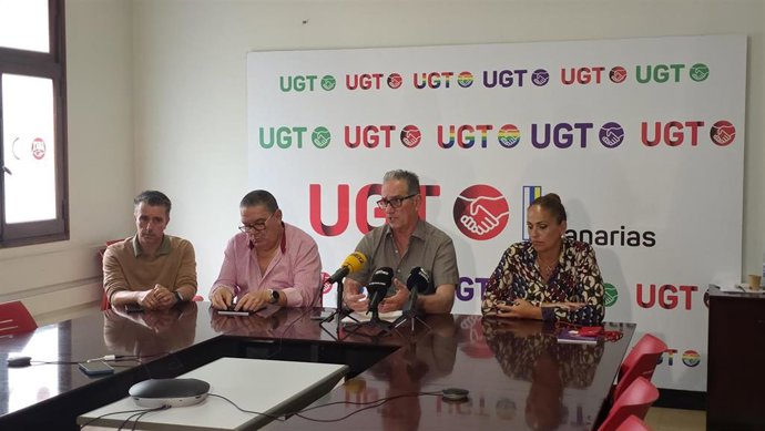 El vicesecretario de UGT Canarias, Paco González, junto al responsable de acción sindical FeSMC, Álvaro García; el secretario insular de comercio de UGT Canarias, Jaime Romero, y Tenaida Medina, delegada sindical y miembro del comité, en rueda de prensa