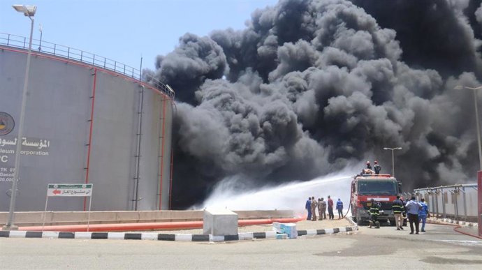 Trabajos de extinción de un incendio tras un ataque con drones en Puerto Sudán