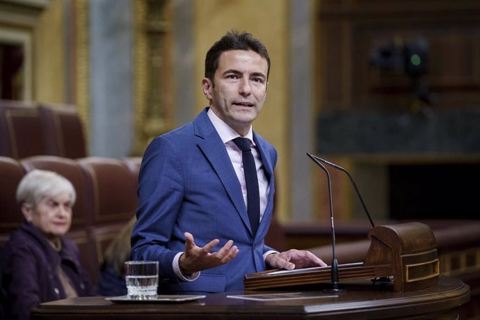 El diputado del PSOE Pedro Casares durante una sesión plenaria en el Congreso de los Diputados, a 8 de abril de 2025, en Madrid (España). 