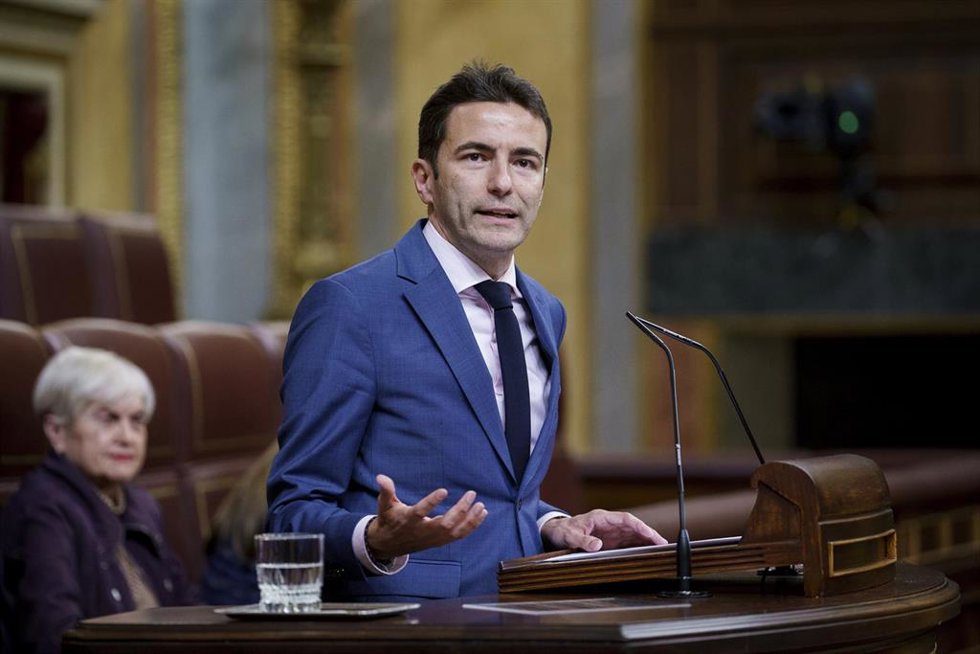 El diputado del PSOE Pedro Casares durante una sesión plenaria en el Congreso de los Diputados, a 8 de abril de 2025, en Madrid (España). 