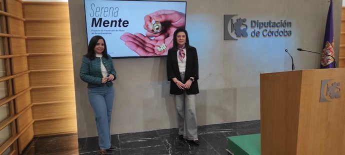 Irene Aguilera (izda.), en la presentación de 'SerenaMente', para prevenir el abuso de las benzodiacepinas