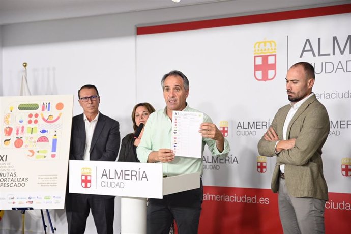 El concejal de Agua, Zonas Verdes y Agricultura del Ayuntamiento de Almería, Juan José Segura, durante la presentación del XI Plan de Consumo Infantil de Frutas, Hortalizas y Pescado.